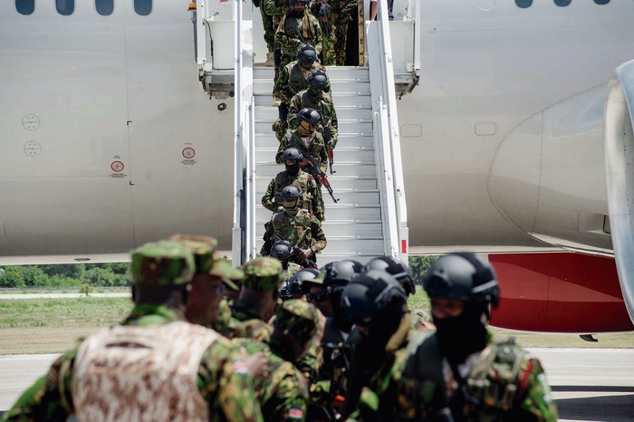 Llegada del segundo contingente de 200 agentes de policía de Kenia al Aeropuerto Internacional Toussaint Louverture en Puerto Príncipe, Haití, el 16 de julio. · Foto: Clarens Siffroy, AFP