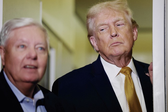 Lindsey Graham y Donald Trump durante una rueda de prensa a bordo del Air Force One rumbo a Washington, D C, el 4 de enero. · Foto: Joe Raedle, Getty Images, AFP