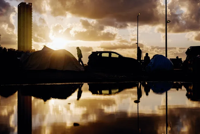 Personas desplazadas en la zona costera de Beirut, el 30 de marzo, tras los ataques aéreos de Israel contra el sur de Líbano. · Foto: Dimitar Dilkoff, AFP