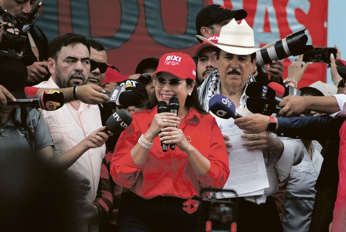 Rixi Moncada, candidata presidencial del partido gobernante Libre de Honduras, durante un acto el 1° de mayo. · Foto: Maurice Lemoine
