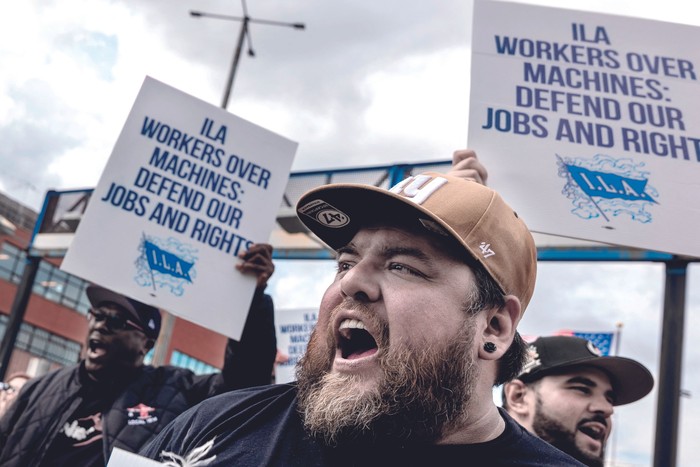 Trabajadores en huelga en la terminal de contenedores de Red Hook en Brooklyn, Nueva York. · Foto: Spencer Platt, AFP