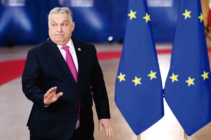 Viktor Orbán, primer ministro húngaro, previo a la reunión del Consejo Europeo en Bruselas, el 18 de diciembre de 2025. · Foto: Nicolas Tucat / AFP