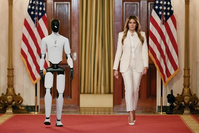 Melania Trump y el robot humanoide Figura 3, de fabricación estadounidense, a su llegada a la Cumbre de la Coalición Global “Fomentando el Futuro Juntos” en la Casa Blanca en Washington DC, el 25 de marzo. · Foto: Oliver Contreras, AFP