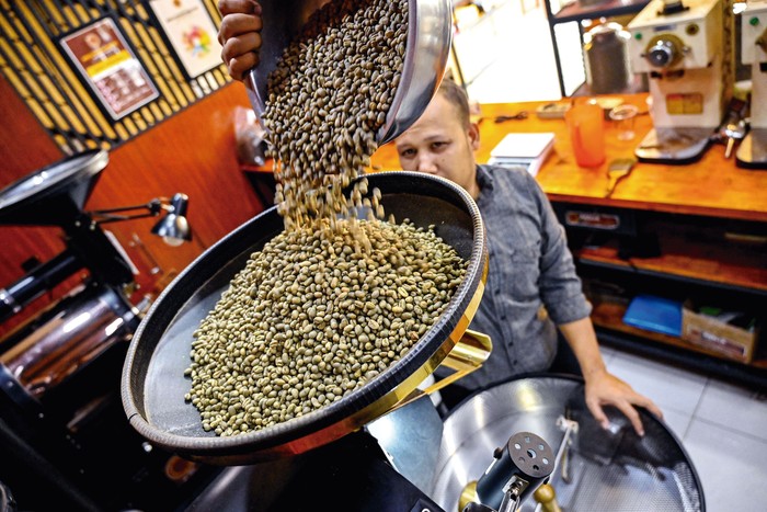 Tostaduría de café de la variedad arábica en Banda Aceh, Indonesia, el 9 de julio. El país es el cuarto mayor exportador de café del mundo después de Brasil, Vietnam y Colombia. · Foto: Chaideer Ma Hyuddin / AFP