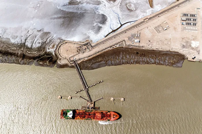 Buque cisterna de gas licuado de petróleo en un muelle de la terminal del puerto de Umm Qasr, en el sur de Irak, el 4 de setiembre de 2024. · Foto: Hussein Faleh / AFP