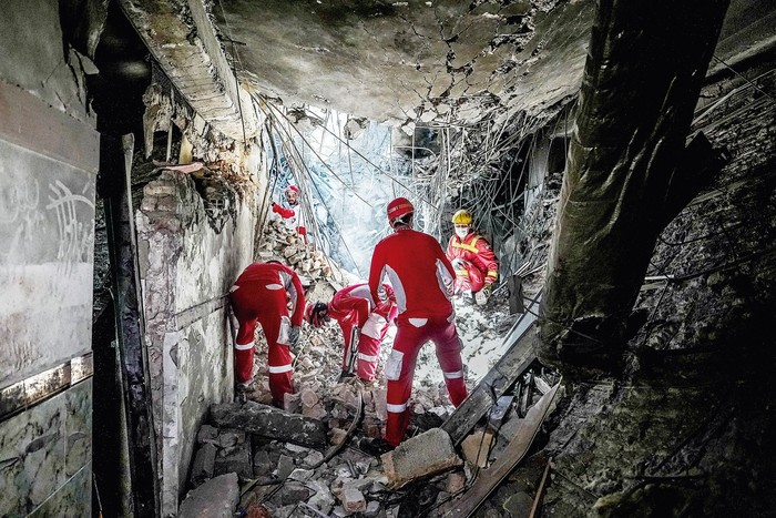 Rescatistas entre los escombros del complejo penitenciario de Evin, en Teherán, que fue alcanzado por un ataque israelí, el 23 de junio. · Foto: Mostafa Roudaki / AFP Rescatistas entre los escombros del complejo penitenciario de Evin, en Teherán, que fue alcanzado por un ataque israelí, el 23 de junio. · Foto: Mostafa Roudaki / AFP