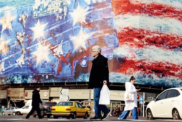 Mural instalado en un edificio de la plaza Enqelab en Teherán, el 26 de enero, con el refrán “siembra vientos y cosecharás tempestades” como advertencia a Estados Unidos. · Foto: Atta Kenare, AFP