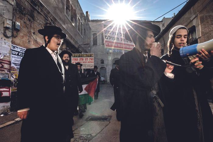 Judíos ortodoxos en el barrio de Mea Shearim durante una manifestación contra el gobierno israelí y el sionismo, el 8 de febrero en Jerusalén Occidental. · Foto: Mostafa Alkharouf / Anadolu / AFP
