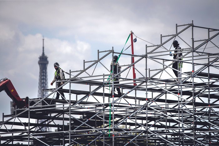 Construcción del parque urbano La Concorde para los próximos Juegos Olímpicos de París 2024, frente a la Torre Eiffel, el 26 de abril. · Foto: Guillaume Baptiste / AFP