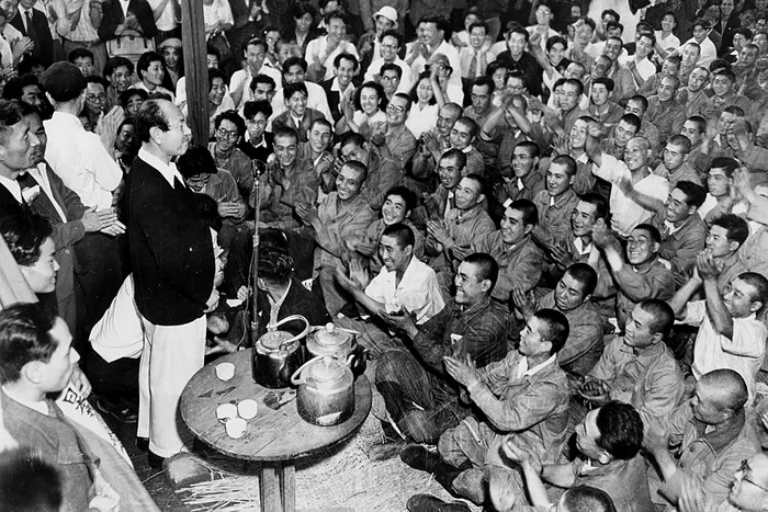 El secretario general, y uno de los fundadores, del Partido Comunista Japonés, Kyuichi Tokuda, ante soldados japoneses repatriados tras la Segunda Guerra Mundial, en Tokio, el 6 de julio de 1949. · Foto: PhotoQuest El secretario general, y uno de los fundadores, del Partido Comunista Japonés, Kyuichi Tokuda, ante soldados japoneses repatriados tras la Segunda Guerra Mundial, en Tokio, el 6 de julio de 1949. · Foto: PhotoQuest