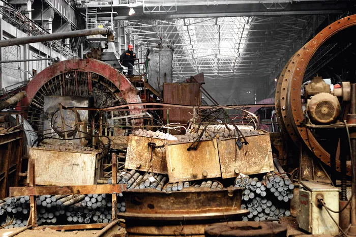 Máquinas electrolíticas, con barras de mineral y bolas de cobre, de la fundición Balkhash, en Kazajistán. · Foto: Pierre-Armand Dussex / Biosphoto / AFP