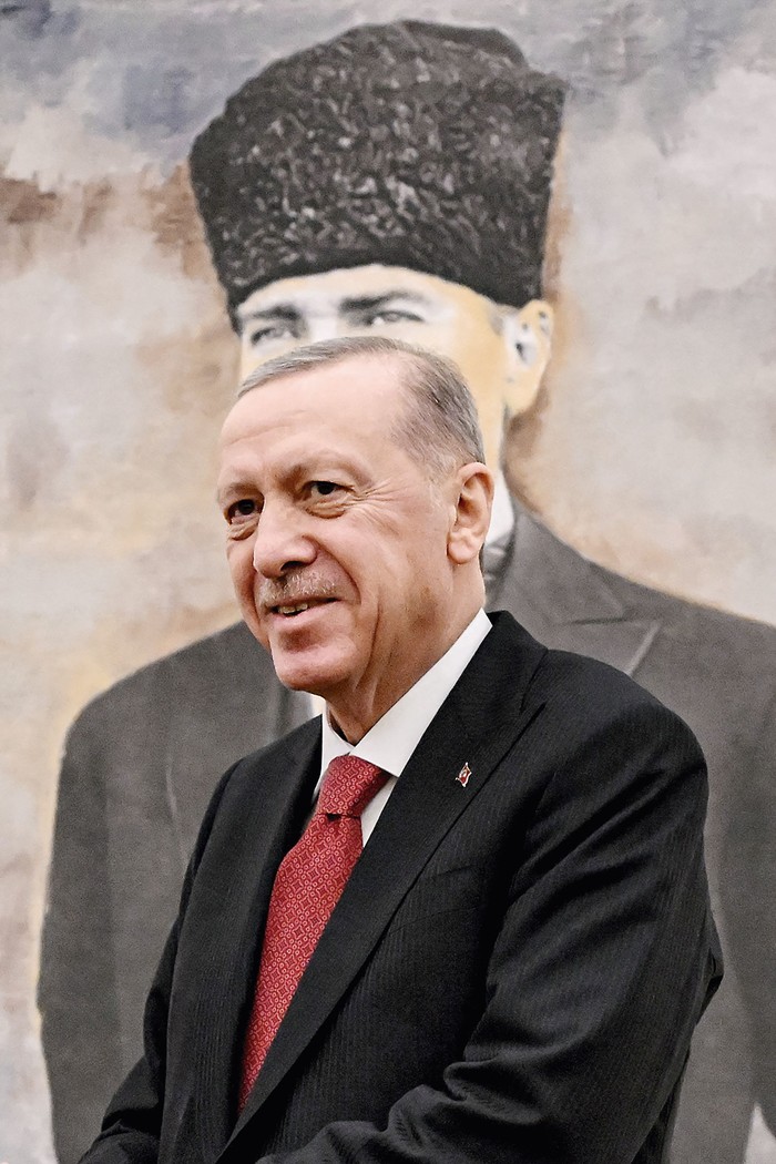 Recep Tayyip Erdoğan frente a una imagen del fundador y primer presidente de la República Turca, Mustafa Kemal Atatürk, en el aeropuerto Esenboğa de Ankara, el 12 de diciembre de 2024. · Foto: Andrew Caballero-Reynolds, AFP