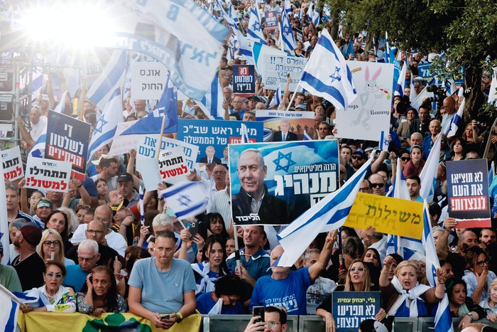 Manifestación en apoyo al gobierno del primer ministro Benjamin Netanyahu y contra la Corte Suprema de Israel, en Jerusalén, el 5 de junio. · Foto: Menahen Kahana, AFP Manifestación en apoyo al gobierno del primer ministro Benjamin Netanyahu y contra la Corte Suprema de Israel, en Jerusalén, el 5 de junio. · Foto: Menahen Kahana, AFP