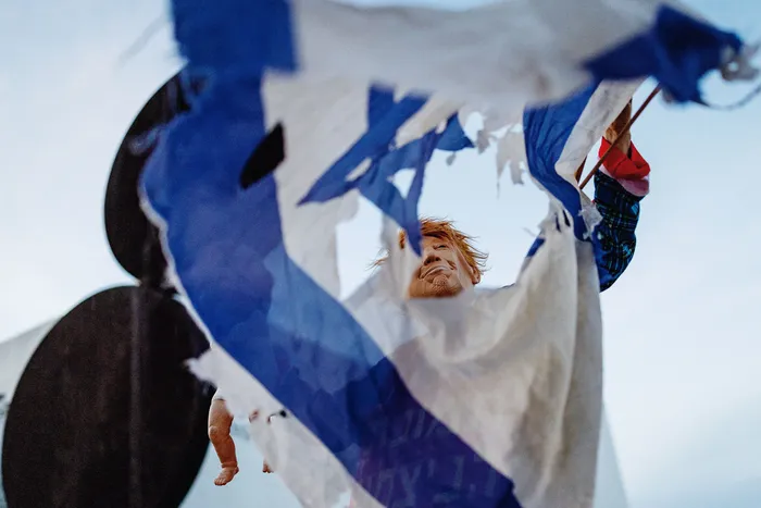 Durante la protesta semanal contra la guerra en la plaza Habima de Tel Aviv, el 28 de marzo. · Foto: Ilia Yefimovich, AFP