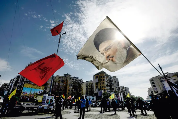 Imagen del líder de Hezbolá, Hassan Nasrallah, asesinado por Israel en 2024, en una manifestación de sus simpatizantes en Beirut, el 25 de abril. · Foto: Ibrahim Amro, AFP