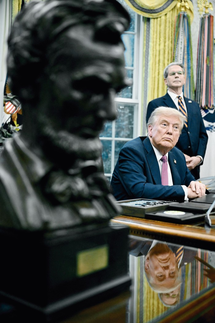 Donald Trump, junto al secretario del Tesoro, Scott Bessent, en la Oficina Oval de la Casa Blanca, en Washington, DC, el 5 de setiembre. · Foto: Mandel Ngan, AFP