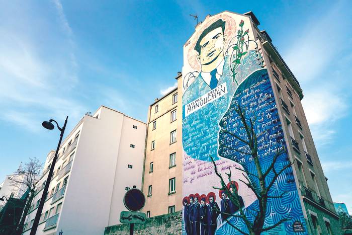Mural durante la ceremonia en honor al Grupo Manouchian organizada por el ayuntamiento del distrito 20 de París, Francia, el 21 de febrero de 2023 con motivo del 69.° aniversario de la ejecución de los miembros del grupo. · Foto: Amaury Cornu / Hans Lucas / AFP