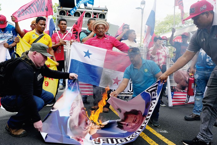 Protesta frente a la embajada de Estados Unidos en Ciudad de Panamá, el 24 de diciembre de 2024. · Foto: Arnulfo Franco, AFP