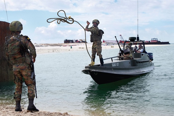 Soldados ruandeses en la ciudad portuaria de Mocímboa da Praia, ocupada por yihadistas, en el norte de Mozambique, el 13 de agosto de 2021. · Foto: Emidio Jozine / AFP