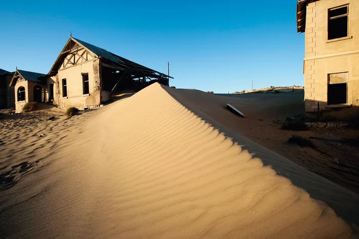 Antiguo asentamiento alemán de Kolmannskuppe, cerca de Luderitz, Namibia. Fue parte de la industria diamantera alemana y se abandonó en 1956. · Foto: Tom Schulze / DPA / AFP