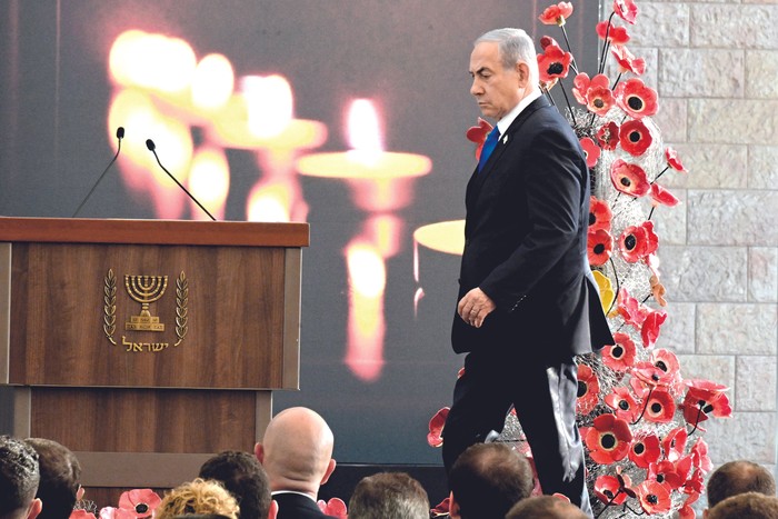 Benjamin Netanyahu en la ceremonia para colocar la primera piedra de un monumento a los israelíes muertos en los ataques de octubre de 2023, en el Parlamento en Jerusalén, el 28 de octubre. · Foto: Debbie Hill, AFP