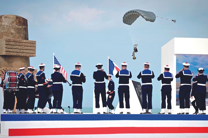 Playa de Omaha durante la ceremonia conmemorativa del 80º aniversario del desembarco aliado del Día D de la Segunda Guerra Mundial en Normandía, en Saint-Laurent-sur-Mer, en el noroeste de Francia, el 6 de junio. · Foto: Lou Benoist, AFP