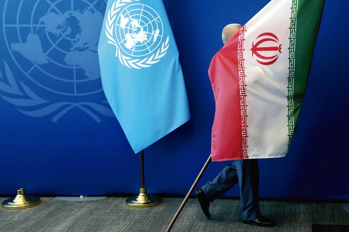 Las banderas de Naciones Unidas y de Irán durante la Asamblea General de la ONU, el 25 de setiembre, en Nueva York. · Foto: Spencer Platt, Getty Images, AFP