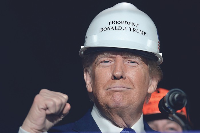 Donald Trump, durante un acto de campaña con los trabajadores del metal, el 19 de octubre en Latrobe, Pensilvania. · Foto: Win McNamee / AFP