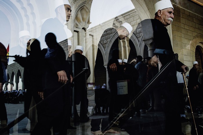 Reunión de clérigos drusos sirios hacia la tumba de Nabi Shuaib, en el norte de Israel, el 14 de marzo, para la primera peregrinación de su comunidad al venerado santuario en décadas. · Foto: John Wessells / AFP Reunión de clérigos drusos sirios hacia la tumba de Nabi Shuaib, en el norte de Israel, el 14 de marzo, para la primera peregrinación de su comunidad al venerado santuario en décadas. · Foto: John Wessells / AFP