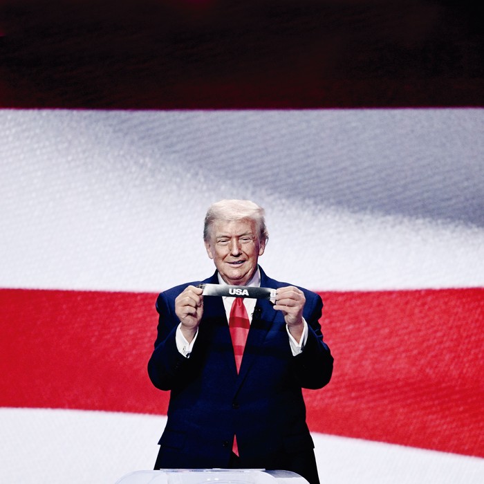 Donald Trump durante el sorteo para la Copa Mundial de Fútbol de la FIFA 2026, en el Kennedy Center, en Washington, D. C., el 5 de diciembre de 2025. · Foto: Brendan Smialowski, AFP