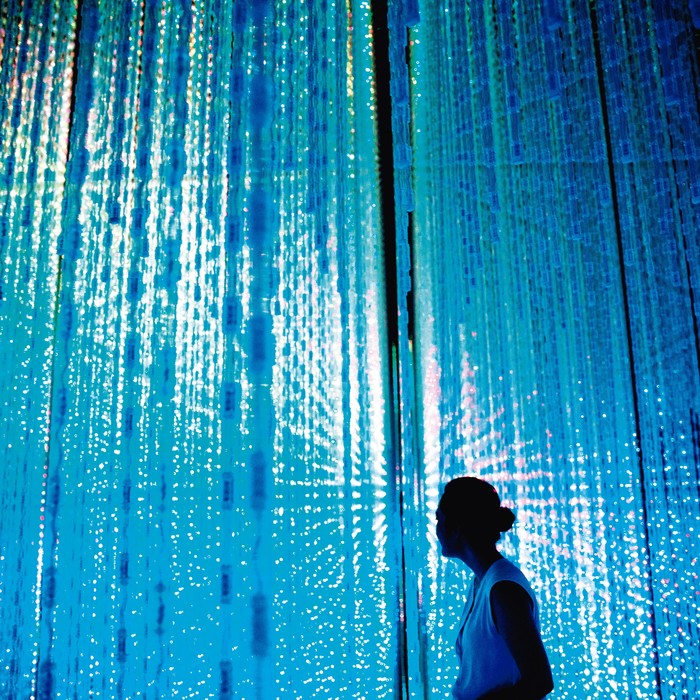 Instalación digital de cristales colgantes en el museo de arte digital Mori Building, del colectivo japonés teamLab, en Tokio. · Foto: Behrouz Mehri, AFP