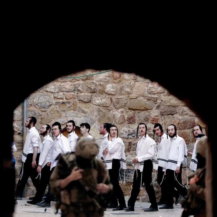 Fuerzas de seguridad israelíes hacen guardia mientras colonos israelíes recorren el antiguo mercado en el lado palestino de Hebrón, en la Cisjordania ocupada, el 6 de setiembre. · Foto: Hazem Bader, AFP Fuerzas de seguridad israelíes hacen guardia mientras colonos israelíes recorren el antiguo mercado en el lado palestino de Hebrón, en la Cisjordania ocupada, el 6 de setiembre. · Foto: Hazem Bader, AFP