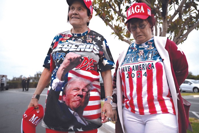 Simpatizantes del candidato presidencial republicano, Donald Trump, previo a la conferencia de prensa en el Trump National Golf Club Los Ángeles en Rancho Palos Verdes, California, el 13 de setiembre. · Foto: Robyn Beck, AFP