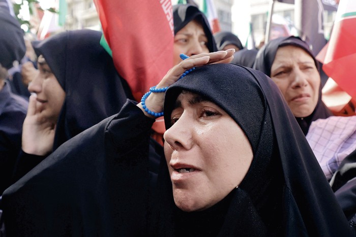 Parte del cortejo fúnebre de los comandantes militares y científicos iraníes fallecidos en los ataques israelíes, en la plaza Enghelab de Teherán, el 28 de junio. · Foto: Atta Kenare, AFP
