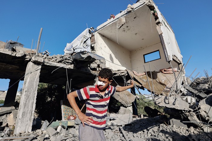 Un niño palestino frente a su casa, tras un ataque israelí en el campamento de refugiados de Nuseirat, en el centro de la Franja de Gaza, el 24 de mayo. · Foto: Eyad Baba, AFP Un niño palestino frente a su casa, tras un ataque israelí en el campamento de refugiados de Nuseirat, en el centro de la Franja de Gaza, el 24 de mayo. · Foto: Eyad Baba, AFP