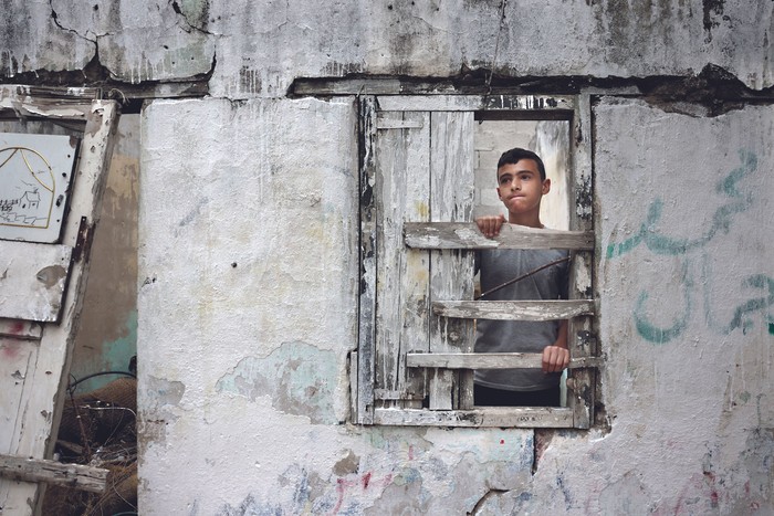 Adolescente palestino durante la lluvia en la Franja de Gaza, el 13 de junio. · Foto: Mohammed Abed / AFP