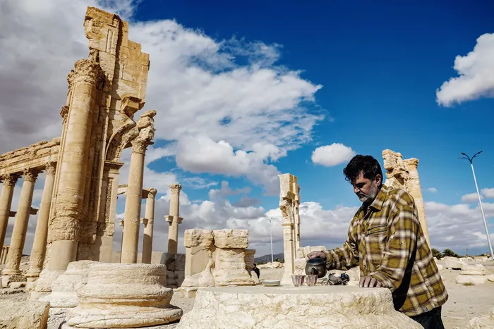 A la hora del té junto a la Gran Columnata (Decumanus Maximus) en las ruinas de Palmira, en el centro de Siria, el 7 de febrero de 2025. · Foto: Omar Haj Kadour / AFP