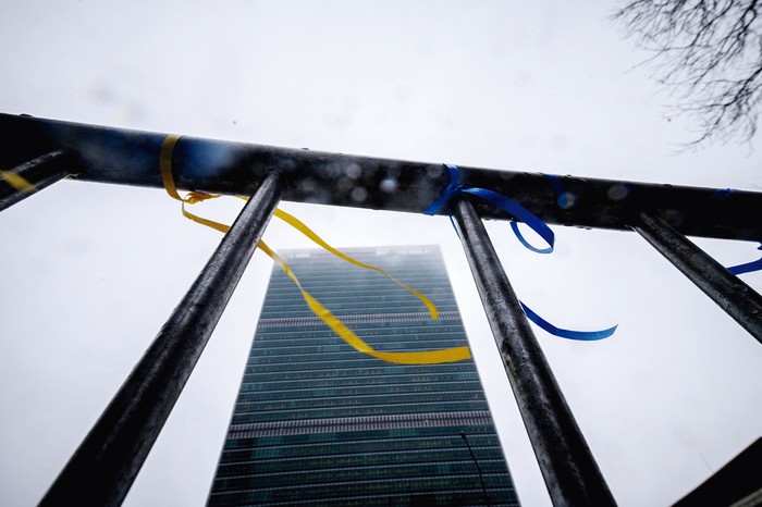 Valla frente al edificio de las Naciones Unidas (ONU) en Nueva York el 24 de marzo de 2022. · Foto: Ed Jones, AFP Valla frente al edificio de las Naciones Unidas (ONU) en Nueva York el 24 de marzo de 2022. · Foto: Ed Jones, AFP