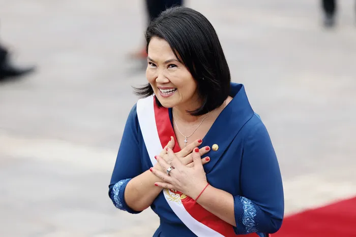 Keiko Fujimori camino al Palacio de Gobierno tras la ceremonia de su investidura como presidenta de Perú, Lima, el 28 de julio. · Foto: Connie France, AFP
