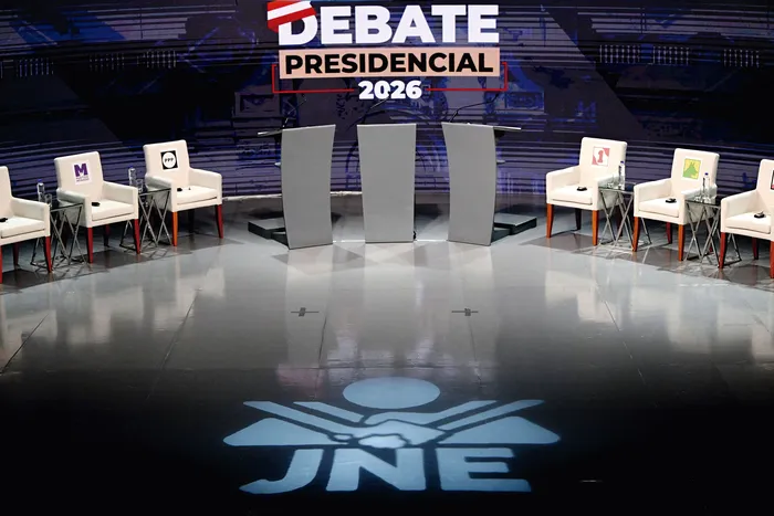 Estudio de televisión antes de la tercera ronda de debate presidencial en el Centro de Convenciones de Lima, el 25 de marzo. · Foto: Ernesto Benavides, AFP
