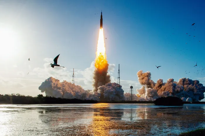 Despegue de la misión lunar tripulada Artemis II en la plataforma 39B del Centro Espacial Kennedy en Cabo Cañaveral, Florida, el 1º de abril. · Foto: Jim Watson, AFP