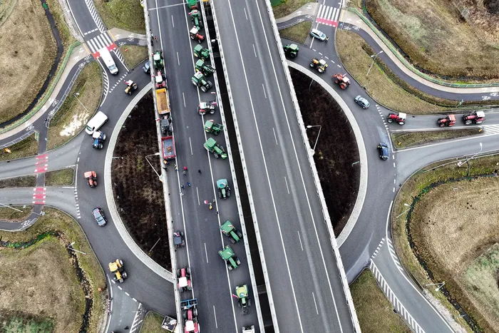 Agricultores polacos bloquean la autopista que une Varsovia y Lublin, cerca de la frontera con Ucrania, durante una protesta contra las medidas del Pacto Verde de la Unión Europea. · Foto: Sergei Gapon, AFP