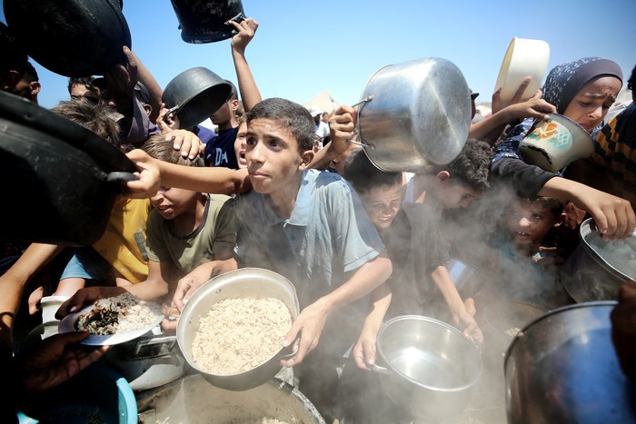 Distribución de alimentos a palestinos en Deir al-Balah, Gaza, el 25 de agosto. · Foto: Hassan Jedi / Anadolu / AFP