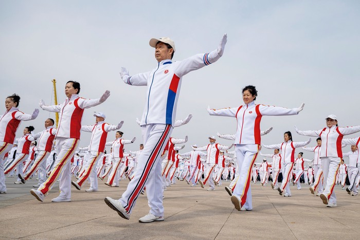 Durante el segundo festival Hanjiang en Jiamusi, provincia de Heilongjiang, al noreste de China, el 12 de abril. Hanjiang es una antigua costumbre en Jiamusi, en la que los lugareños gritan al río y rezan pidiendo bendiciones para el año nuevo y una buena cosecha de pesca. · Foto: Zhang Tao / Xinhua / AFP Durante el segundo festival Hanjiang en Jiamusi, provincia de Heilongjiang, al noreste de China, el 12 de abril. Hanjiang es una antigua costumbre en Jiamusi, en la que los lugareños gritan al río y rezan pidiendo bendiciones para el año nuevo y una buena cosecha de pesca. · Foto: Zhang Tao / Xinhua / AFP