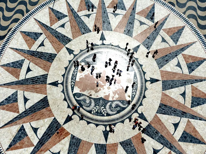 La rosa de los vientos y el mapamundi a los pies del Monumento a los Descubrimientos, en Lisboa, durante la alerta europea por ola de calor. · Foto: Luis Boza / NurPhoto / AFP