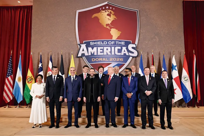 Jefes de gobierno de Trinidad y Tobago, Paraguay, República Dominicana, El Salvador, Estados Unidos, Guyana, Honduras, Costa Rica, Ecuador (primera fila) y de Bolivia, Argentina, Panamá y Chile (segunda fila), en el inicio de la cumbre Escudo de las Américas, en el Trump National Doral Golf Club, el 7 de marzo. · Foto: Roberto Schmidt, Getty Images, AFP