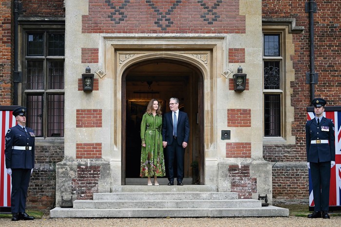 Keir Starmer y su esposa, Victoria Starmer, previo a recibir al presidente estadounidense, en Aylesbury, centro de Inglaterra, el 18 de setiembre. · Foto: Andrew Caballero-Reynolds, AFP Keir Starmer y su esposa, Victoria Starmer, previo a recibir al presidente estadounidense, en Aylesbury, centro de Inglaterra, el 18 de setiembre. · Foto: Andrew Caballero-Reynolds, AFP