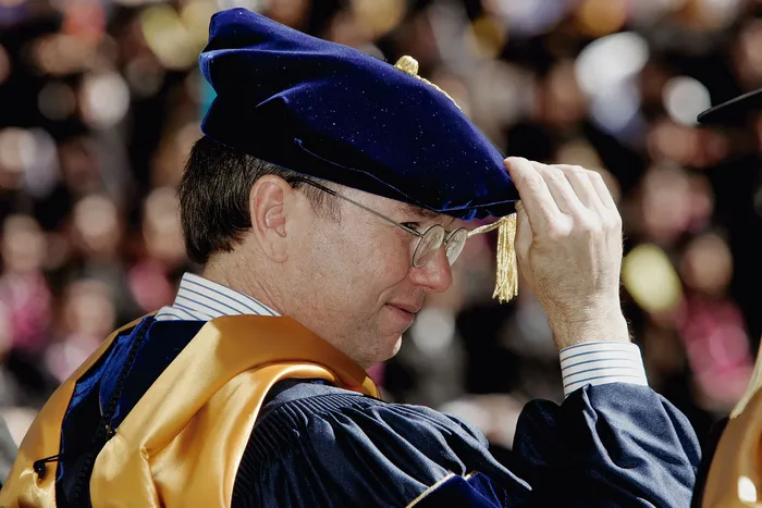 Eric Schmidt da un discurso a los graduados de Ingeniería en la Universidad de California, en Berkeley, el 21 de mayo de 2005. · Foto: David Paul Morris / Getty Images / AFP