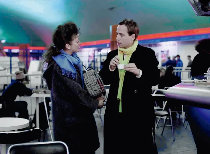Louise y Octave en la estación de trenes de Auber, en París; fotograma de _Las noches de la luna llena_ (1984).