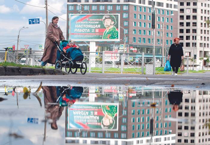 Valla publicitaria en San Petersburgo promocionando el servicio militar por contrato: “Servir a Rusia es un trabajo real”. · Foto: Olga Maltseva, AFP